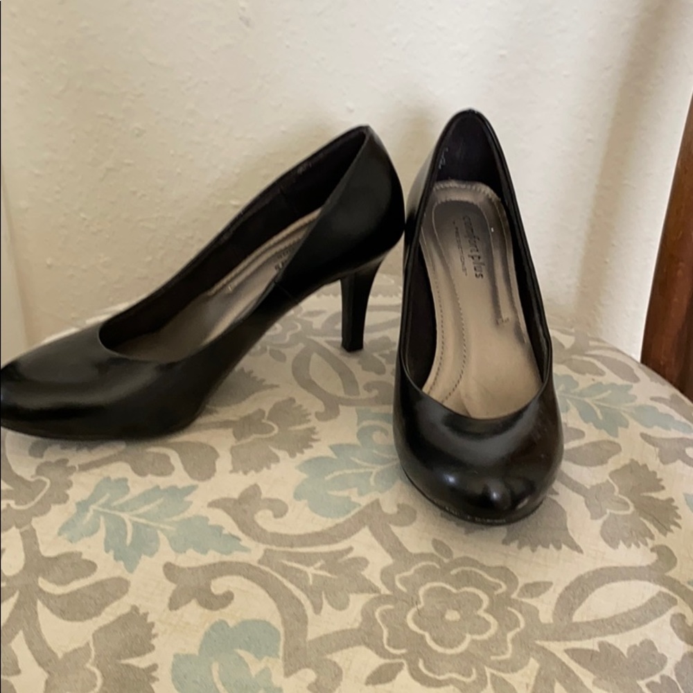 Black heels size 6!